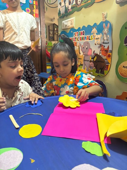 Children doing art and craft at SaptRishi PreSchool