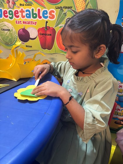 Children doing art and craft at SaptRishi PreSchool